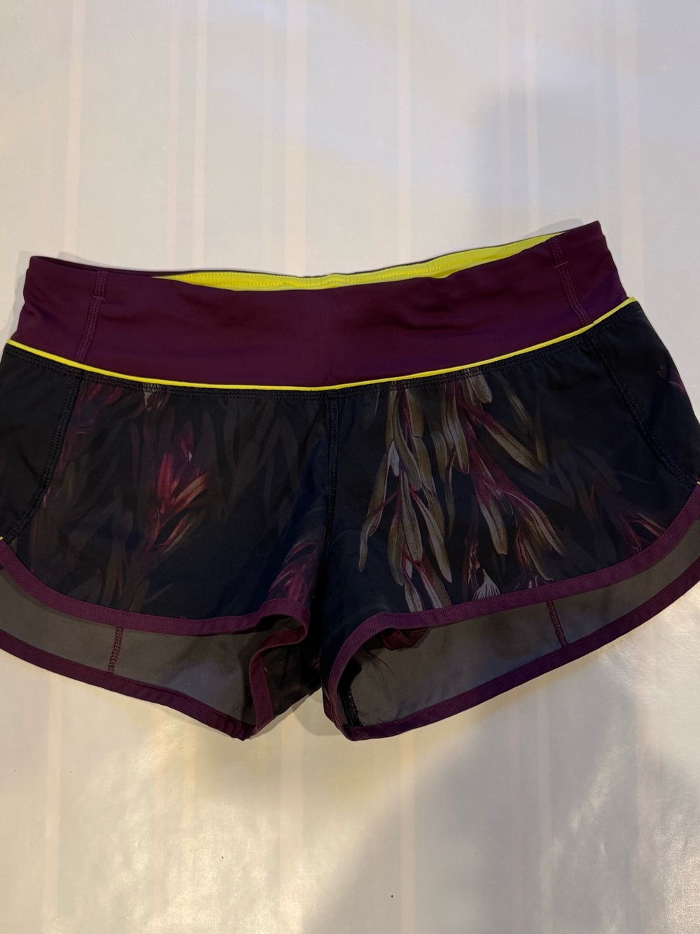 Women’s Lululemon Speed Up Shorts - Floral/Burgundy - Size 4